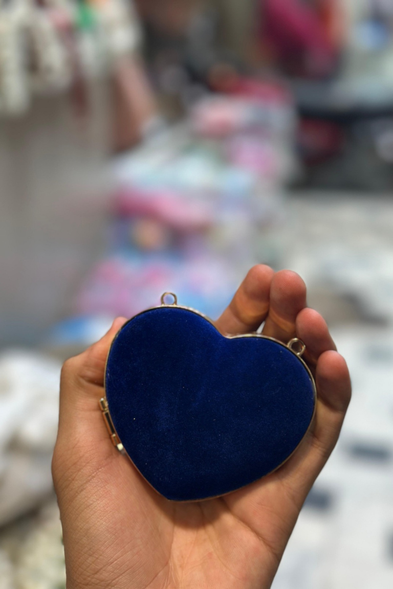 Heart-Shaped Mini Clutch, Stylish & Perfect for Any Event - Image 4